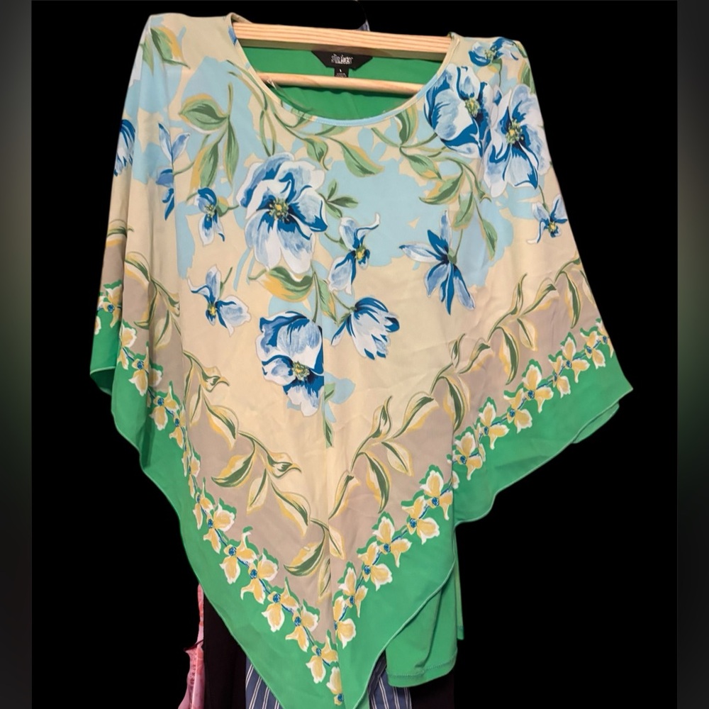 Slim Factor Green and Blue Top very pretty
Large new